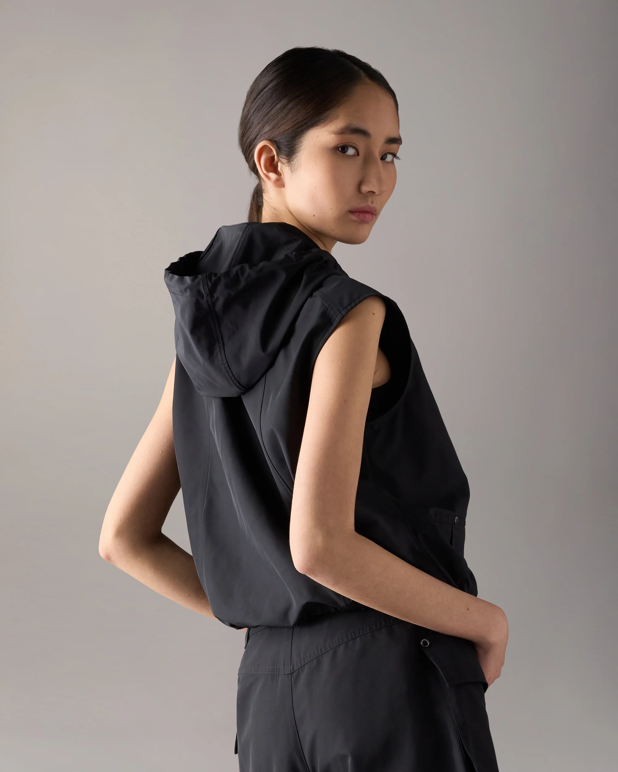 ELEVATE HOODED VEST-BLACK